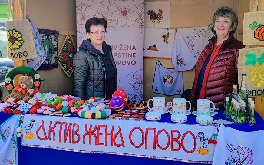 Članice Aktiva žena iz Opova predstavile svoje slatke specijalitete na "Slaninijadi"